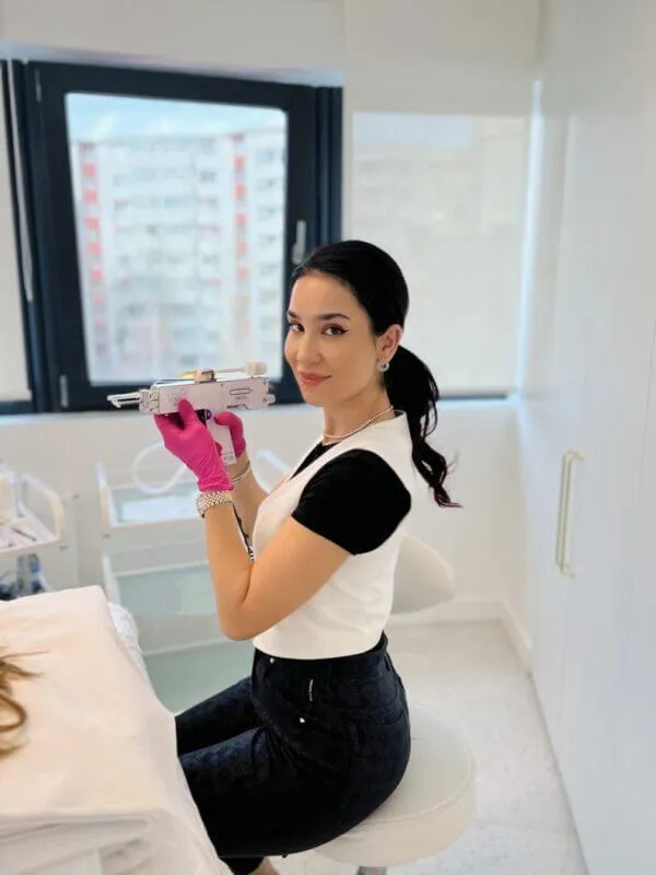 Sfaturi și tratamente pentru îngrijirea scalpului. Dr. Oana Manciu, recomandări pentru un păr sănătos și strălucitor